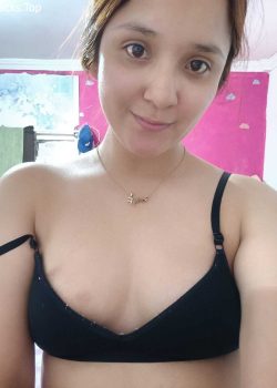 Esta jovencita aporta nudes de su conchita virginal 4