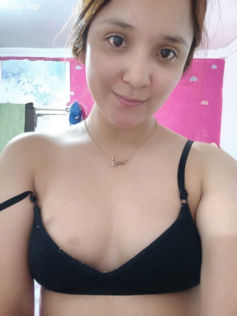 Esta jovencita aporta nudes de su conchita virginal 1