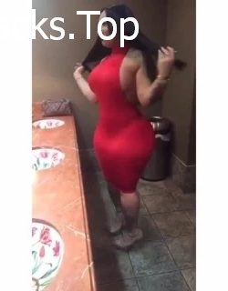 Betzz se ve sensacional con un vestido rojo vibrante 3