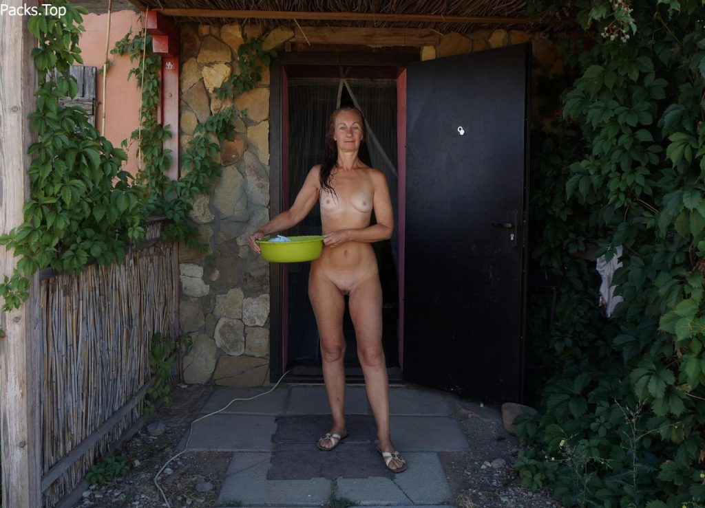 Lavando ropa al aire libre +nudes 1