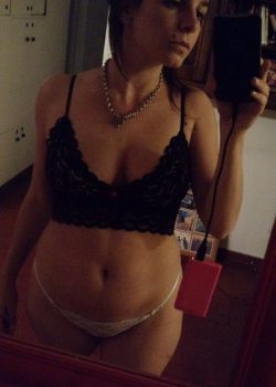 Preciosa pendeja muy tetona 4